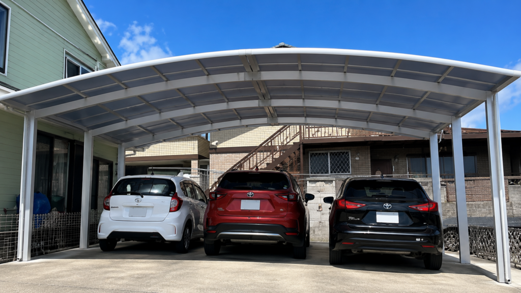 カーポートに停められた車。紫外線対策として屋根付き駐車スペースを活用しているイメージ