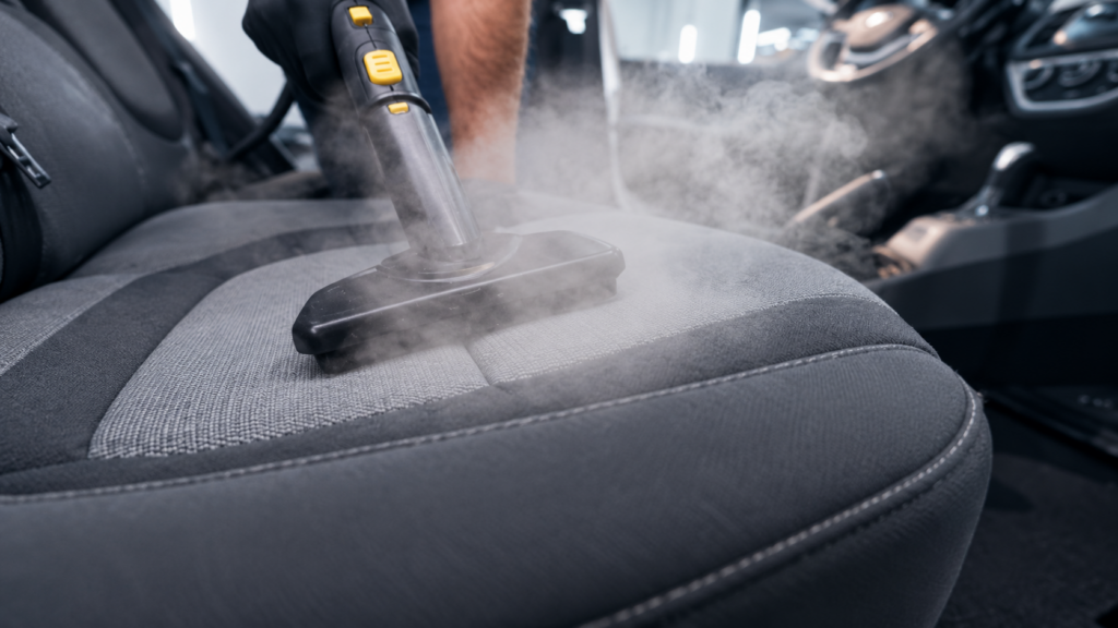 八幡西区で車内クリーニング シートを専用機材で清掃するイメージ