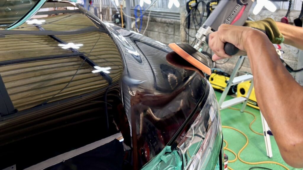 研磨作業:シングルポリッシャーでの研磨作業