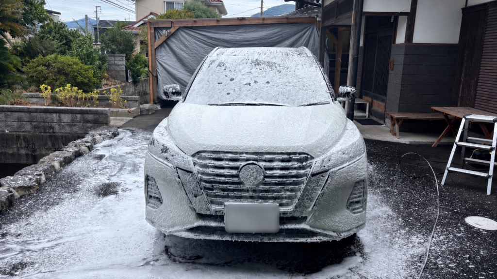 日産 キックスをたっぷりの泡で洗車しているガラスコーティング施工前の様子