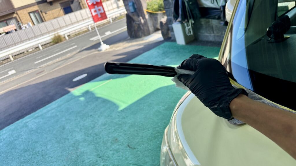 ダイハツ タントのワイパーゴムを清掃している様子